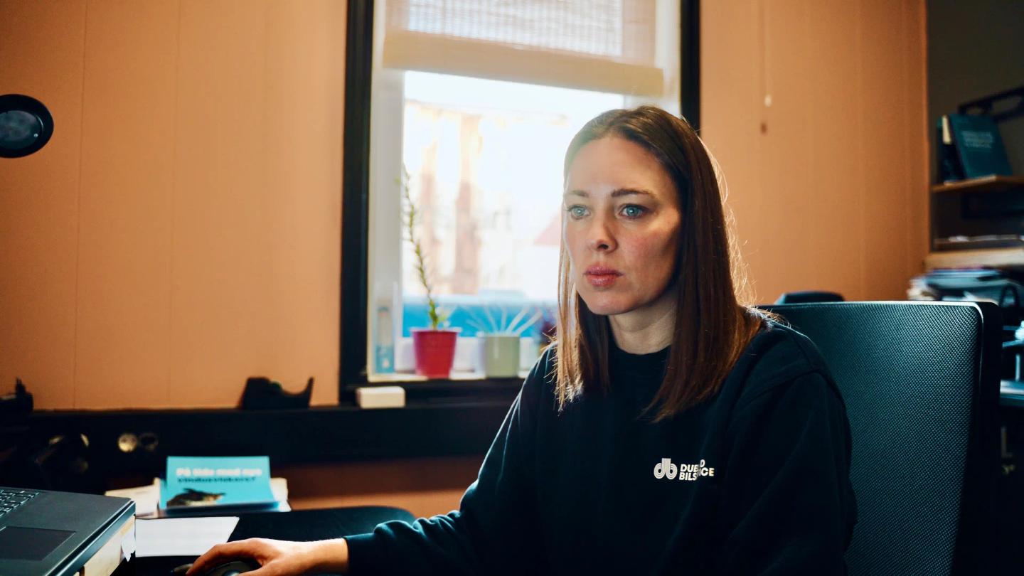 Daglig leder Silje Dueland i Dueland Bilservice på kontoret sitt.