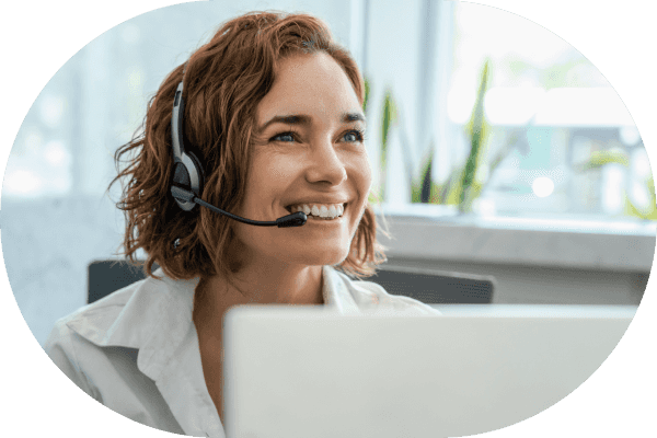 Dame med headset og mikrofon på kontor