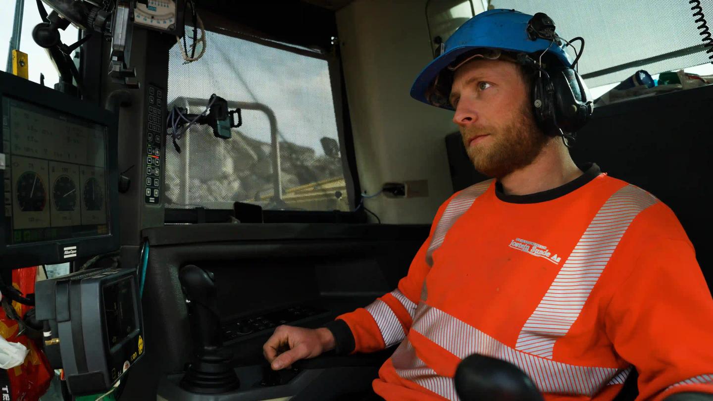 Espen Eikås har jobbet med steinknusing i nesten 15 år. Han har et bevisst forhold til hvordan han kan minimere risikoen for å pådra seg kreft på grunn av kvartsstøv.