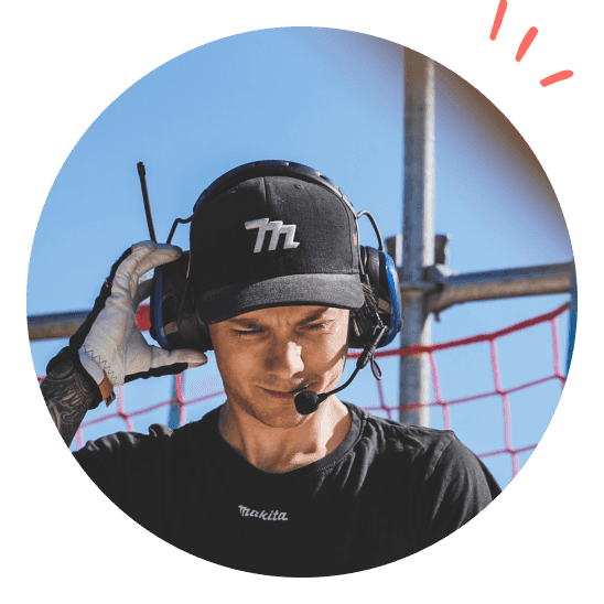 En mann på jobb med hørselvern