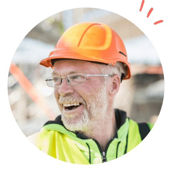 Veldig glad mann med vernehjelm