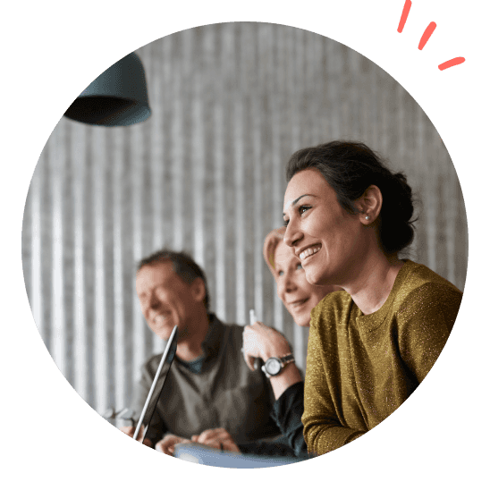 Mennesker sitter og følger med på foredrag.