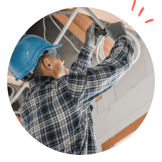 Mann som jobber med strømledninger.