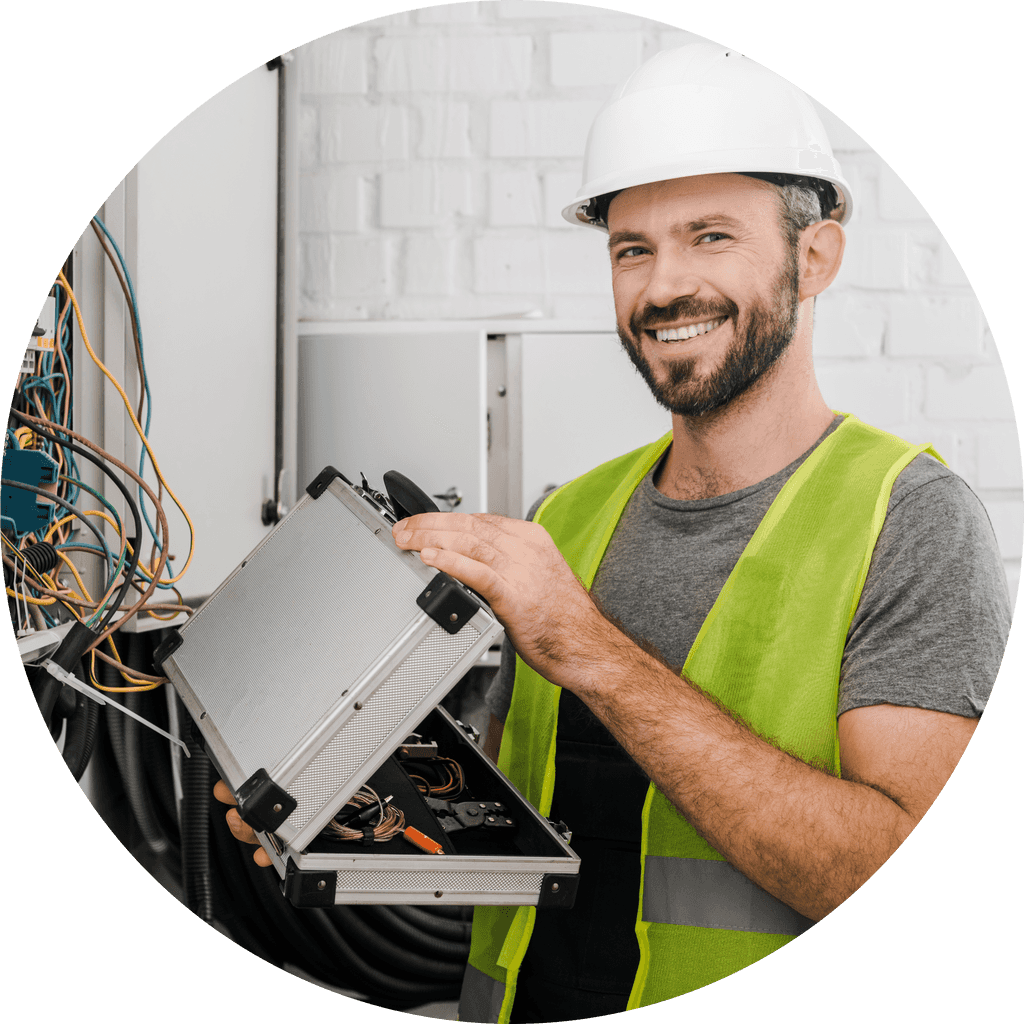 Elektriker som står ved sikringsboks