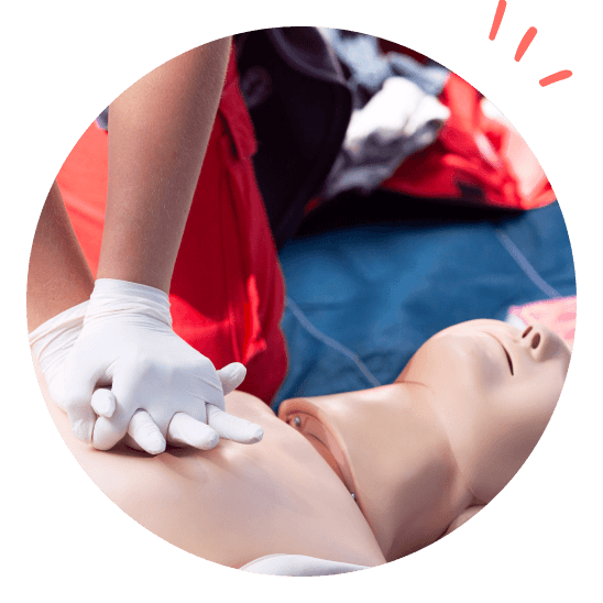 Hjertekompresjoner på førstehjelpsdukke.