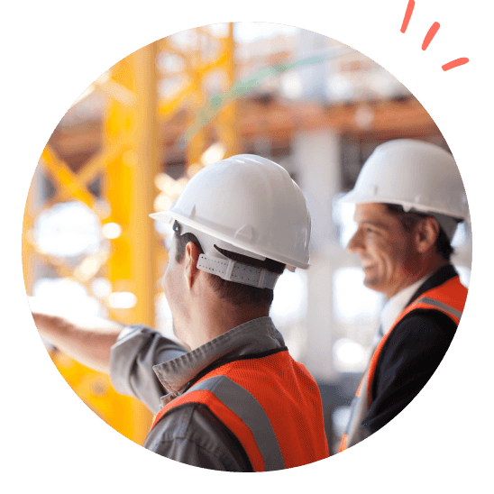 Arbeidere på byggeplassen med hjelm.