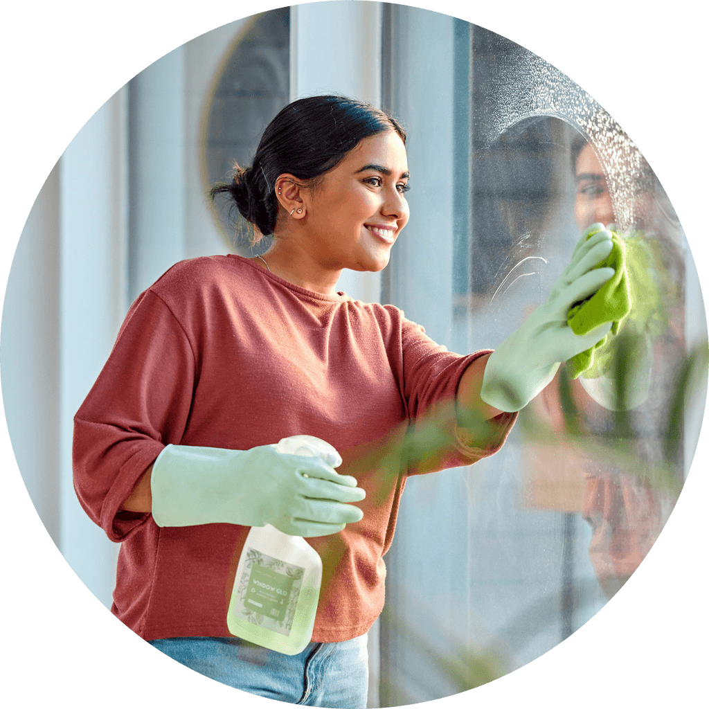 Kvinne som vasker vinduene