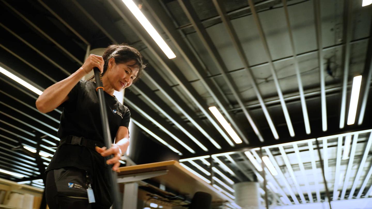 Renholder i Vestland Fylkeskommune som vasker i lokalene.